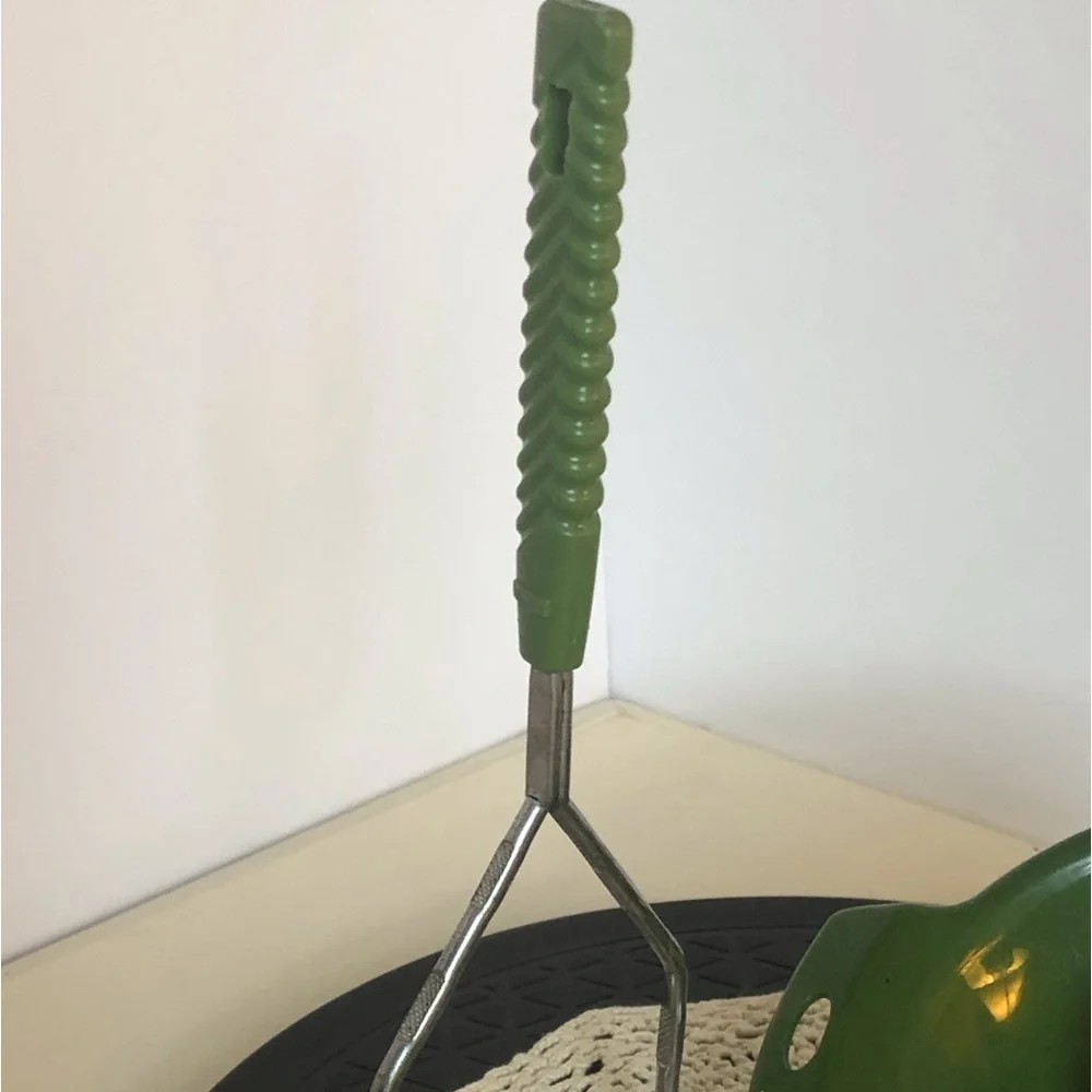 Vintage 1970s Avocado Green Potato Masher & Plastic Over-the-Glass Juicer  USA